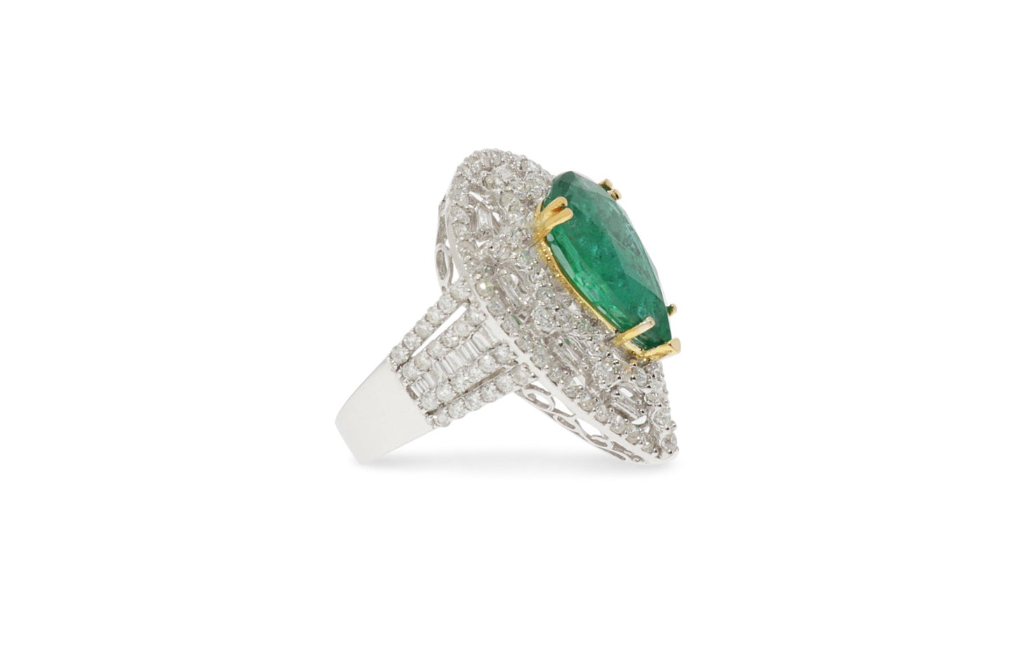 pear shape Emerald and diamond Ring