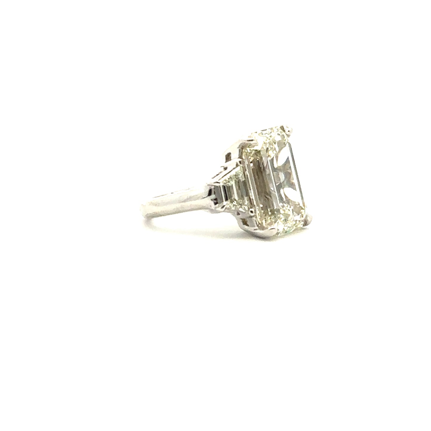 EMERALD DIAMOND RING